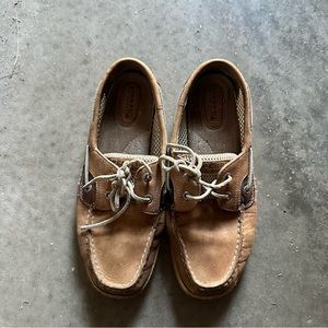 Sperry size 8.5 perforated sides